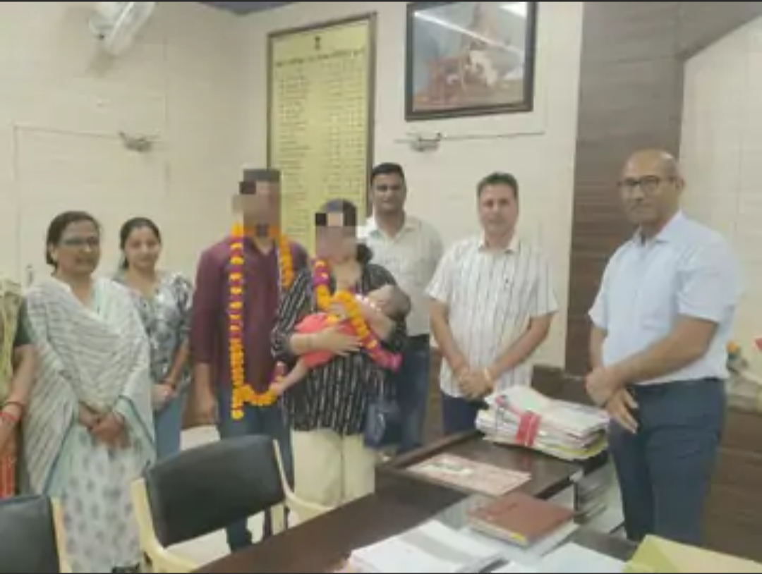 झाड़ियों में मिले नवजात को मिला माता-पिता का प्यार:बेंगलुरु के दंपती ने लिया गोद, कलेक्टर ने की बच्चों को पालना गृह में छोड़ने की अपील