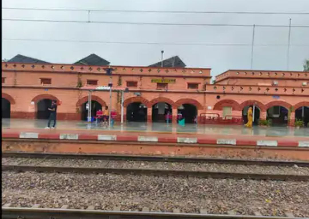 इन्द्रगढ़ स्टेशन पर नवरात्र मेले के लिए ट्रेनों का ठहराव:अवध और जयपुर-मुंबई सुपरफास्ट दो मिनट रुकेंगी, यात्रियों को सुविधा मिलेगी