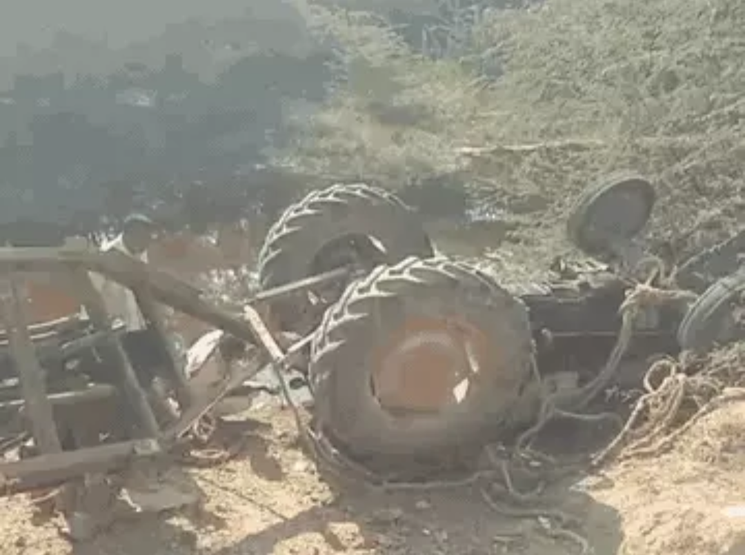 श्मशान के पास पलटा ट्रैक्टर, 1 की मौत:नीचे दबने से मौके पर ही तोड़ा दम, अचानक नीलगाय सामने आने से हुआ हादसा
