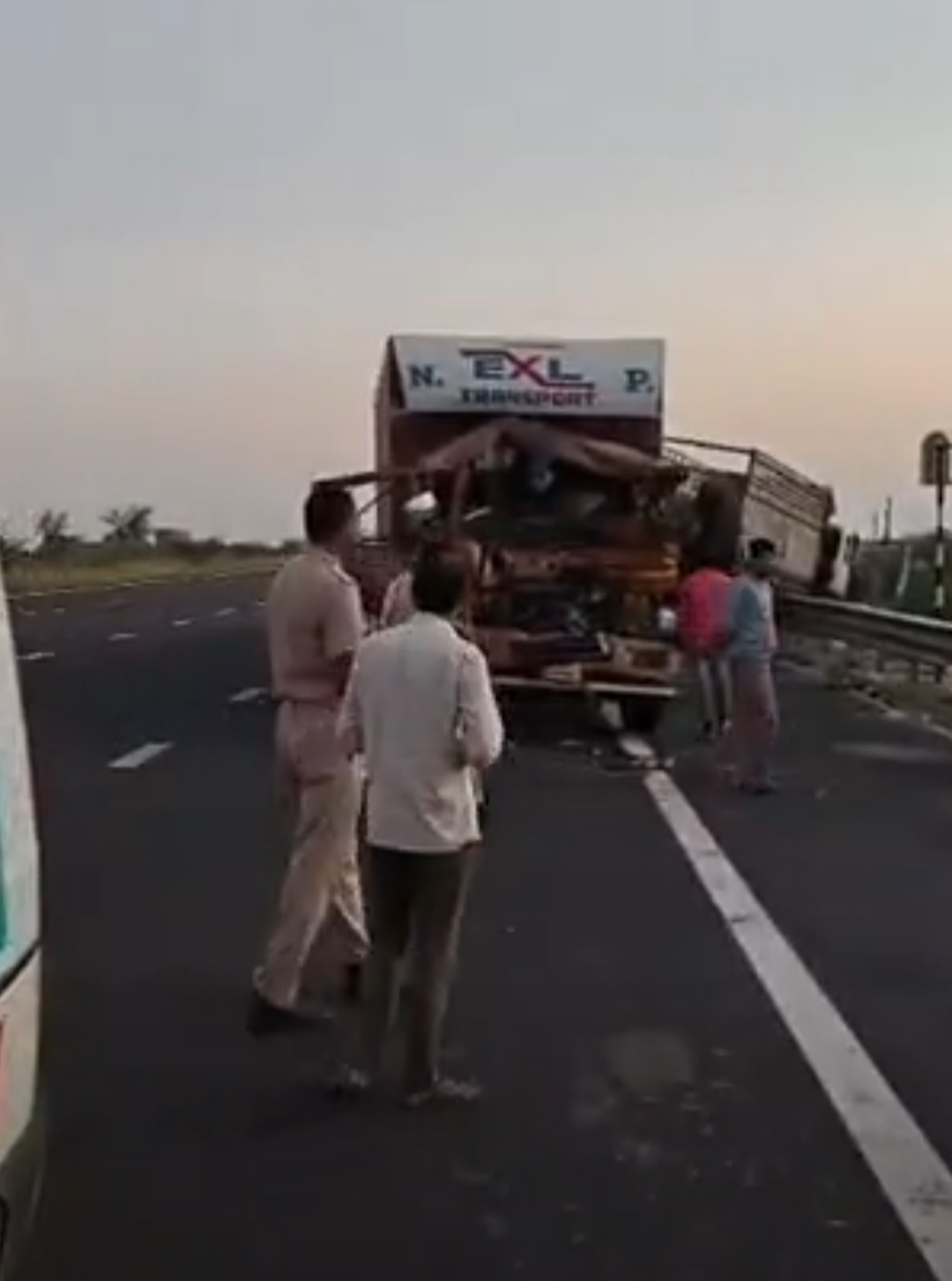 दिल्ली-मुंबई एक्सप्रेस-वे पर खड़े ट्रक से टकराया ट्रक,दो की मौत:पीछे से आ रहा दूसरा ट्रक भी टकराया, केबिन में फंसे ड्राइवर की मदद करने वाले 4 घायल