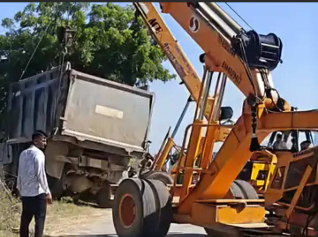 ड्राइवर को नींद की झपकी आने से पलटा डंपर:खेत में जा गिरा गिट्टी से भरा वाहन, बड़ा हादसा टला