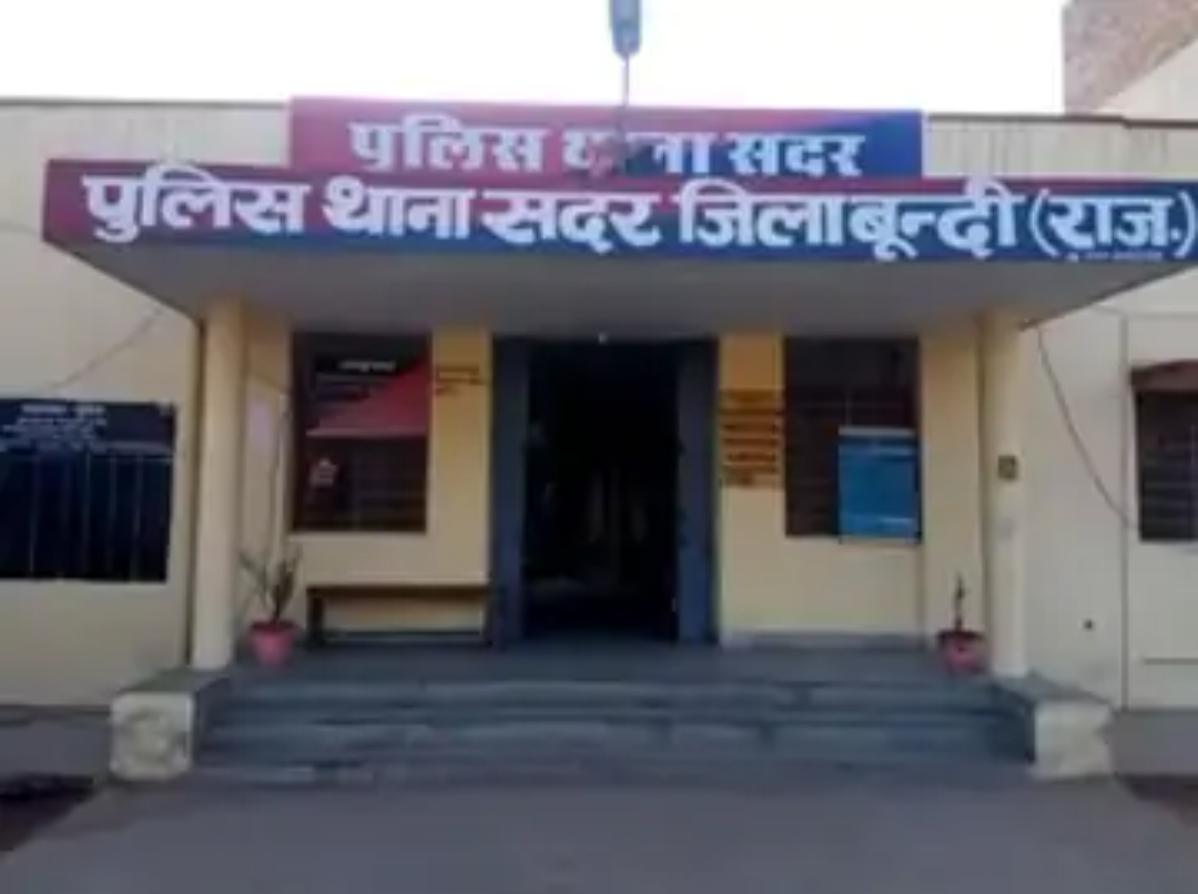 बूंदी में अवैध शराब और जुआ खेलते 4 लोग गिरफ्तार:सदर पुलिस ने देसी शराब और 13 हजार रुपए से ज्यादा नकद किए जब्त