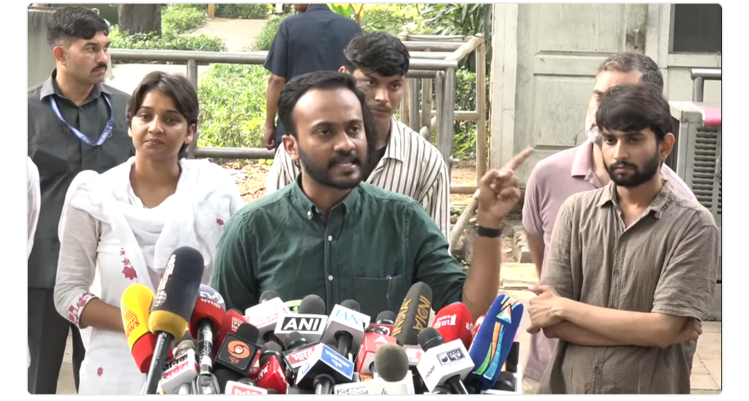 राहुल प्रदर्शन में घायल स्टूडेंट्स को साथ लाए:छात्रा बोली- पुलिस ने प्राइवेट पार्ट पर मारा, छात्र ने कहा- गुंडों के कहने पर हिरासत में लिया