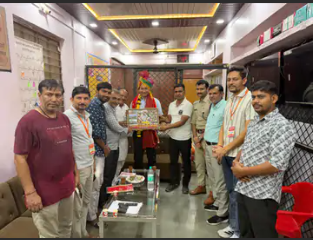 कलेक्टर हरफूल सिंह यादव ने बिजासन माता के दर्शन किए:रोपवे निर्माण जल्द शुरू करने के दिए निर्देश, व्यवस्थाओं का भी लिया जायजा
