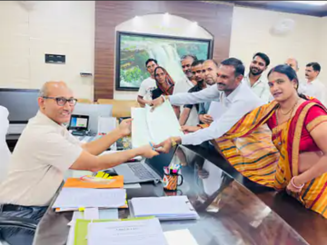 डिलीवरी के दौरान महिला की मौत पर कार्रवाई की मांग:परिजनों ने कलेक्टर का दिया ज्ञापन, कार्रवाई नहीं होने पर धरने की चेतावनी