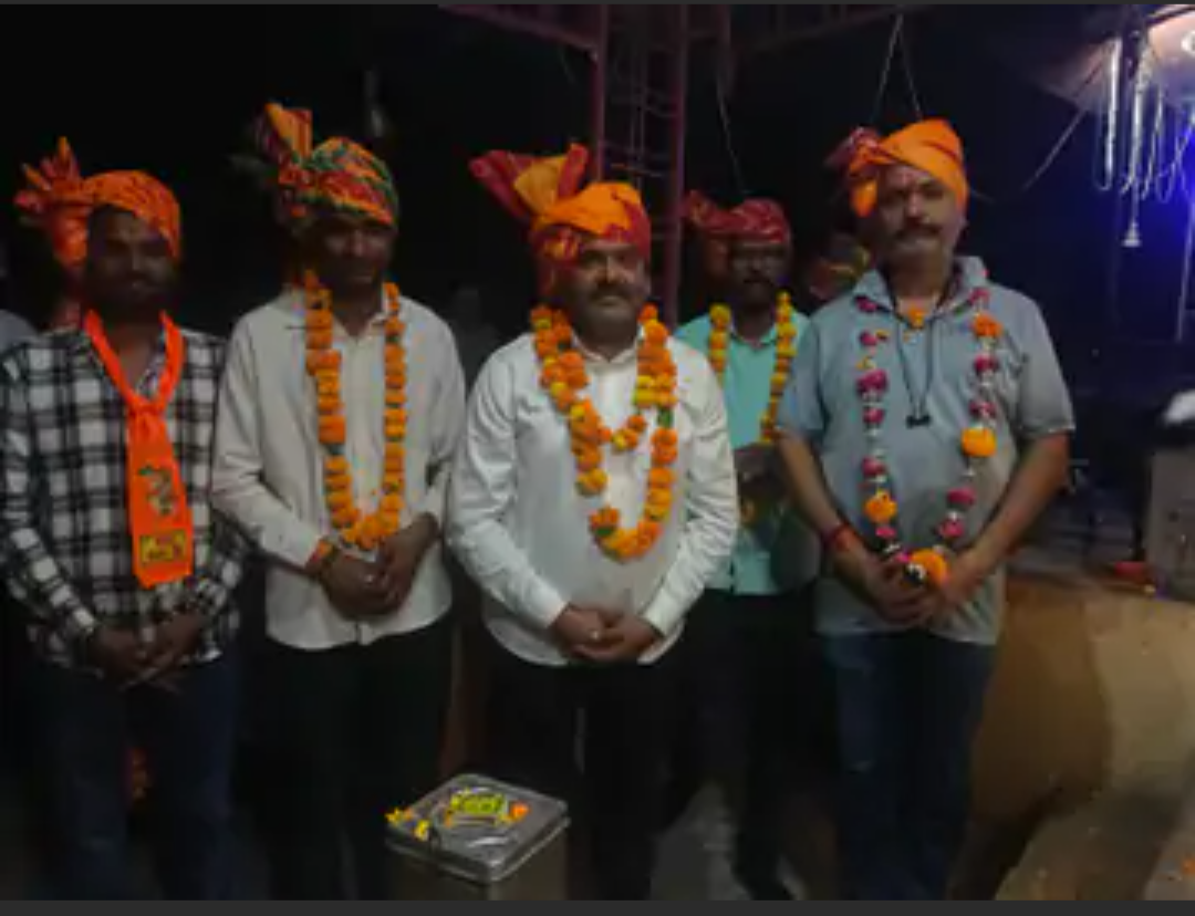 लाखेरी के शनि देव मंदिर में रामायण पाठ की पूर्णाहुति:धार्मिक कार्यक्रम में उमड़े श्रद्धालु, पालिका उपाध्यक्ष और पार्षदों का किया सम्मान
