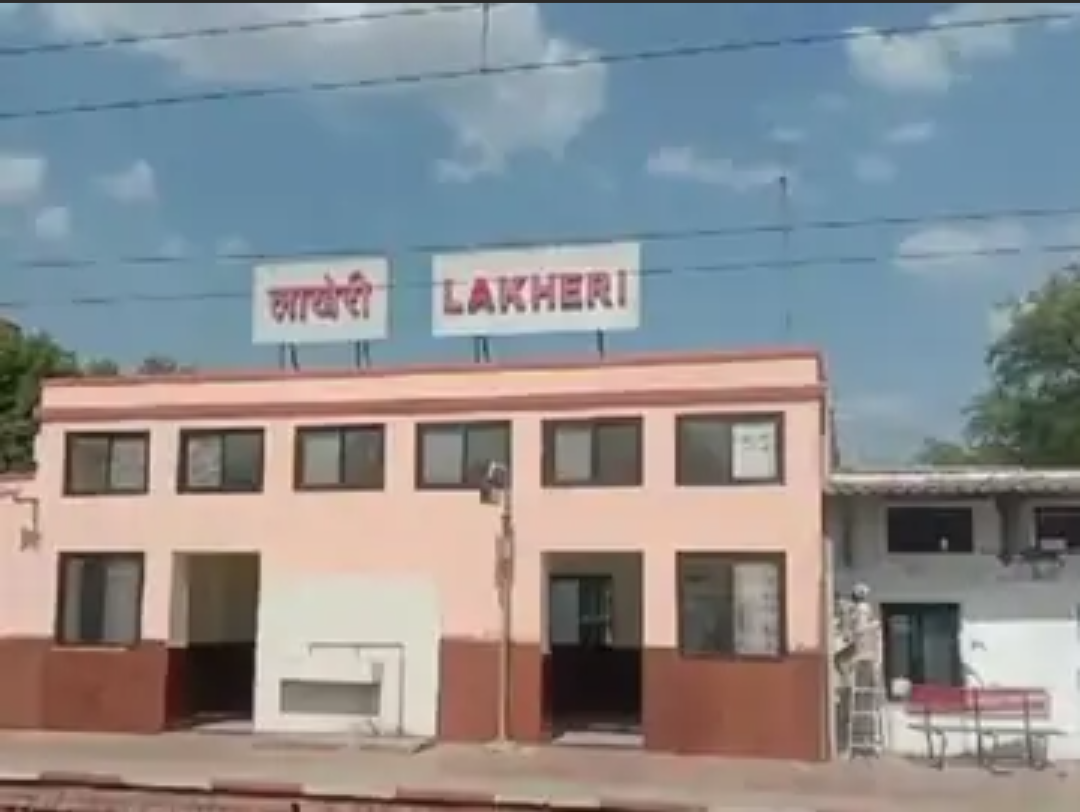 रेलवे पटरी पर लकड़ी रखकर ट्रेन रोकने की कोशिश:लोको पायलट ने इमरजेंसी ब्रेक लगाकर टाला बड़ा हादसा, आरोपी गिरफ्तार
