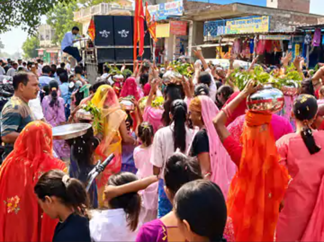 देईखेड़ा में मंगल कलश लेकर निकली महिलाओं की शोभायात्रा:नन्ही बाई माताजी के जयकारों से गूंजा कस्बा, जगह-जगह पुष्पवर्षा से स्वागत