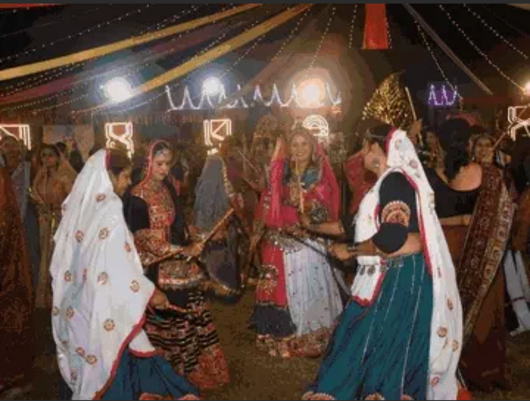 इन्द्रगढ़ में पहली बार डांडिया महारास:देर रात तक चले कार्यक्रम में गरबा पर झूमे श्रद्धालु, महाआरती भी हुई