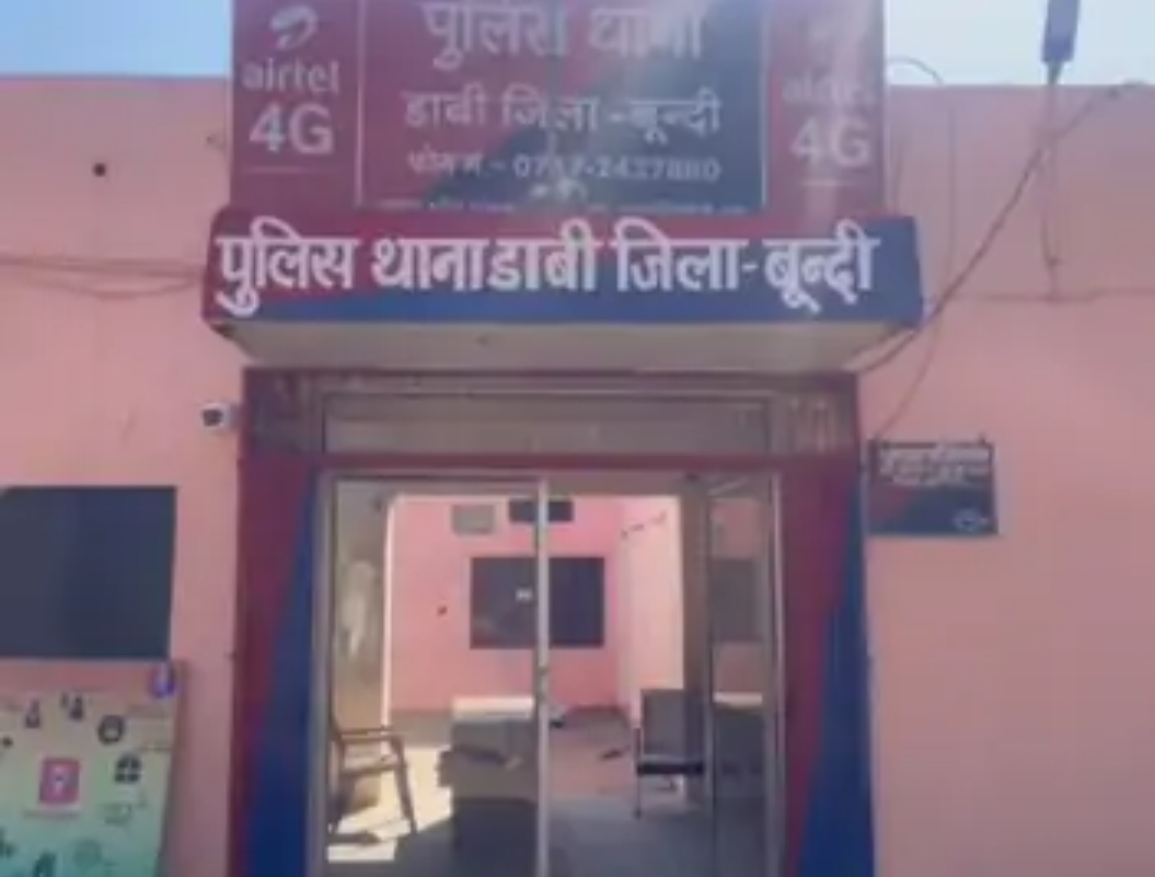 पुलिस ने नाबालिग से दुष्कर्म के फरार आरोपी को पकड़ा:सीकर से किया गिरफ्तार, एक साल से बदल रहा था ठिकाने