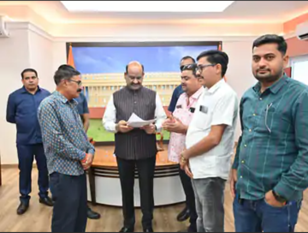 इंद्रगढ़ नगरपालिका प्रतिनिधिमंडल की ओम बिरला से मुलाकात:स्थायी EO-JEN और जनशताब्दी एक्सप्रेस के ठहराव की मांग रखी