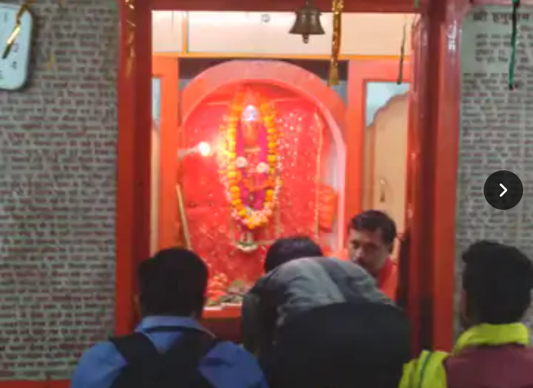 खैरबाद सीतापुर के बालाजी हनुमान मंदिर में भक्तों की भीड़:मंगलवार और शनिवार को विशेष पूजा, बूंदी लड्डू और पान का बीड़ा चढ़ाते हैं श्रद्धालु