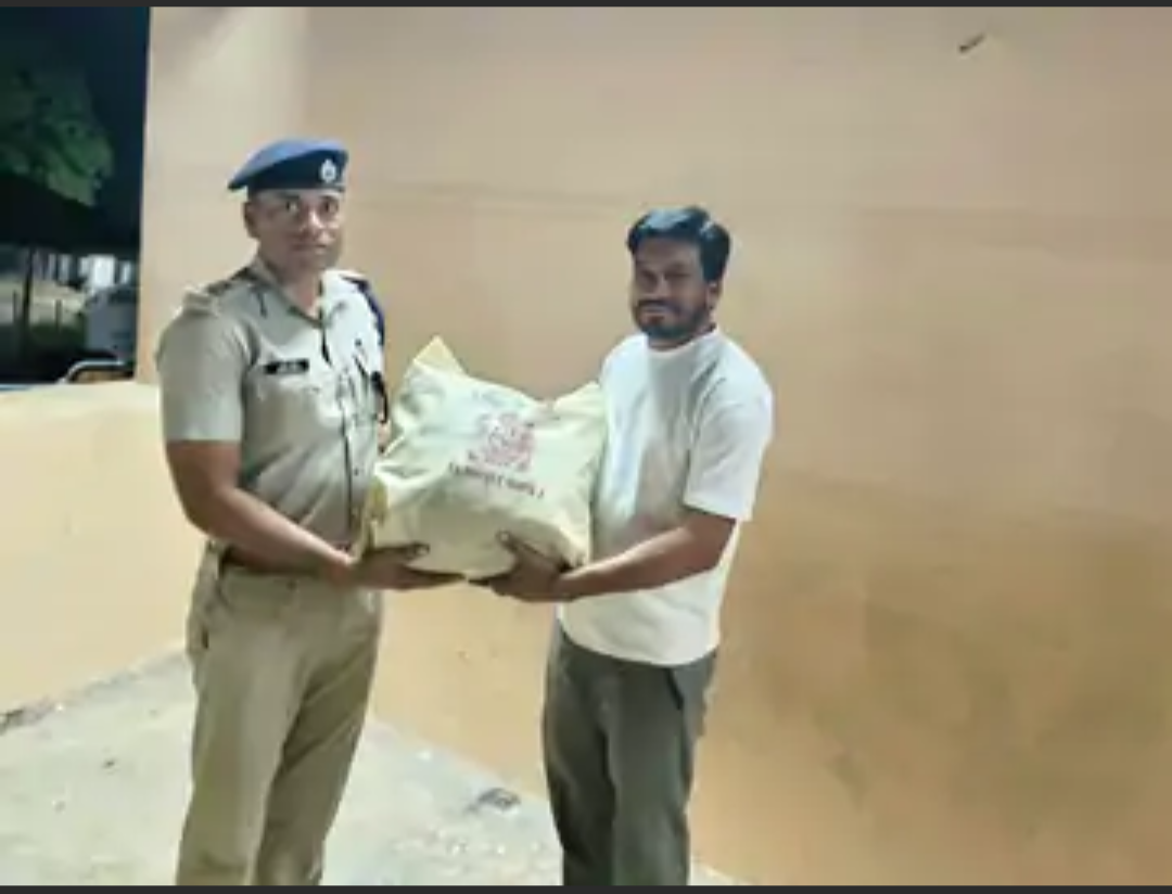 ट्रेन में यात्री का 8 हजार रुपए का सामान छूटा:लाखेरी RPF उपनिरीक्षक ने यात्री के दोस्त को सौंपा