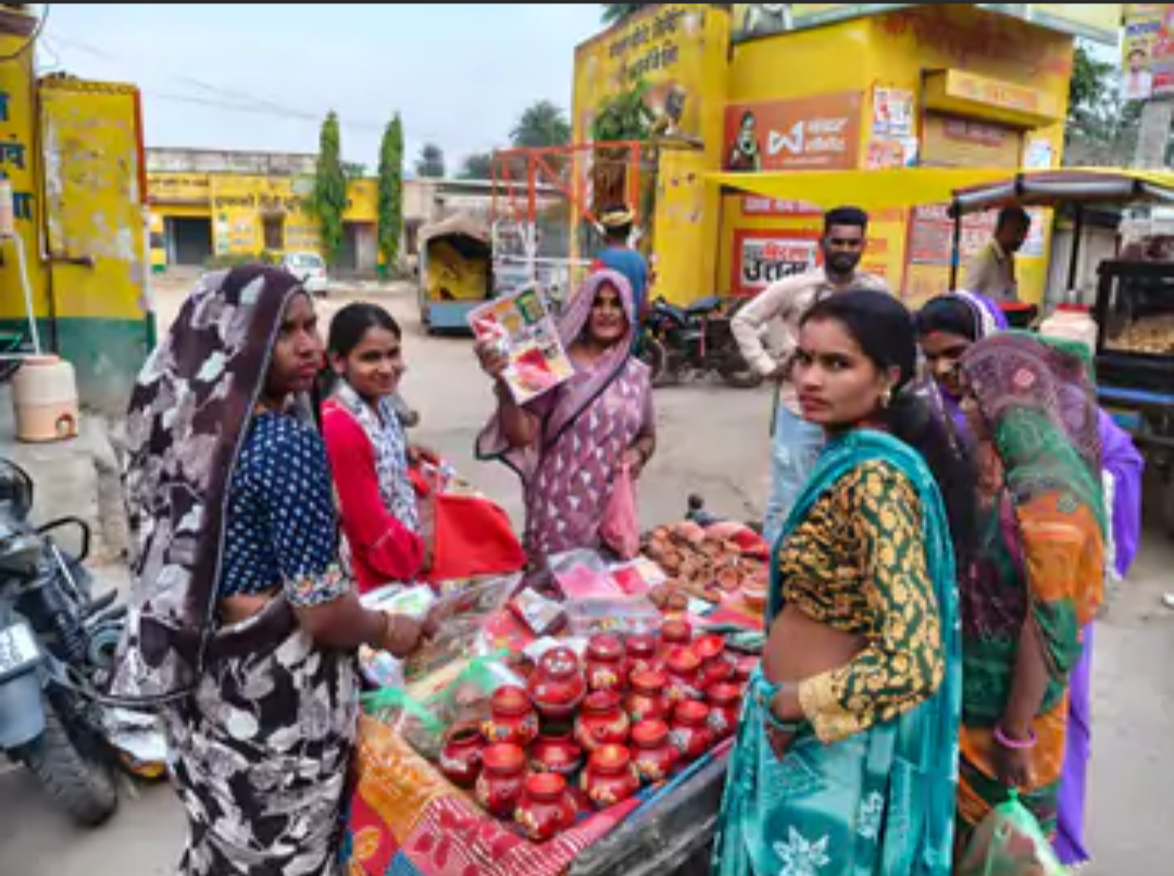 करवा चौथ पर बाजार में खरीदारी बढ़ी:नमाना के हाट बाजार में महिलाओं ने मिट्टी के करवे और पूजा का सामान खरीदा
